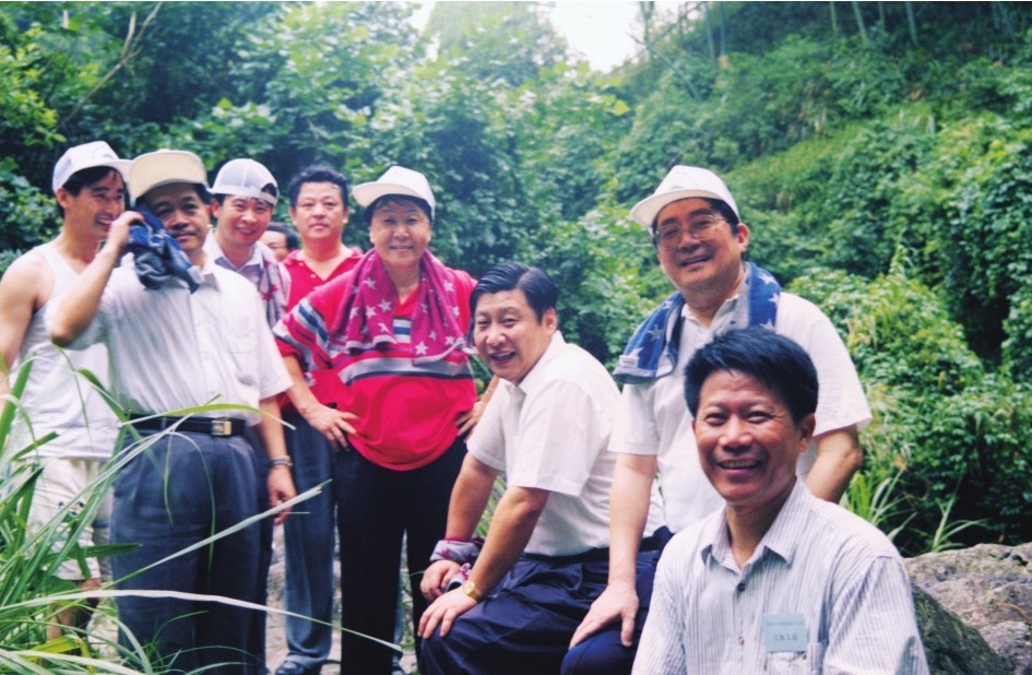 1999年6月，習(xí)近平在福州森林公園參加紀(jì)念毛主席“發(fā)展體育運(yùn)動(dòng)，增強(qiáng)人民體質(zhì)”題詞47周年登山健身活動(dòng)。（圖片來(lái)源：《習(xí)近平在福建（下冊(cè)）》