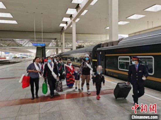 圖為拉薩車站工作人員為西藏先心病患兒和陪同人員提供“綠色”接力幫扶，并開(kāi)通了專門(mén)通道，讓他們快速進(jìn)站上車。拉薩車站 供圖