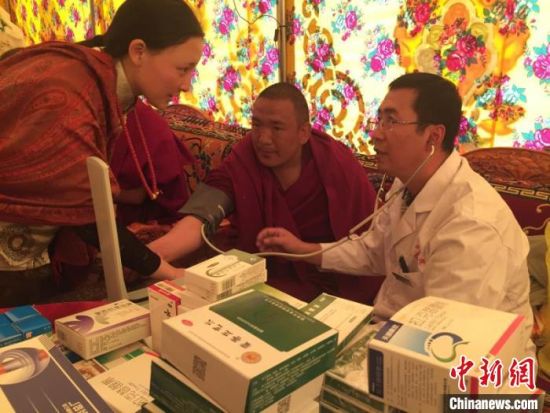 圖為馬少元(右一)在基層開展義診。青海省第四人民醫(yī)院供圖