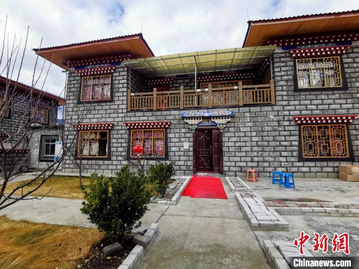 圖為林芝米林縣羌納鄉(xiāng)西嘎村村民家家戶戶發(fā)展庭院經(jīng)濟(jì)，院內(nèi)種滿了各種果樹。　趙延 攝