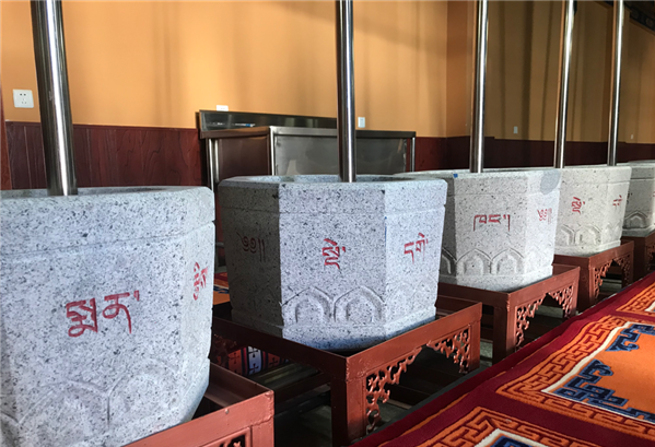 圖為藏醫(yī)院的藏藥加工地。.png