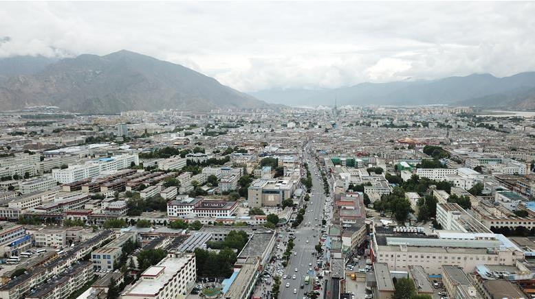 8月10日無(wú)人機(jī)拍攝的拉薩城市一景。新華社記者 王益亮 攝.jpg