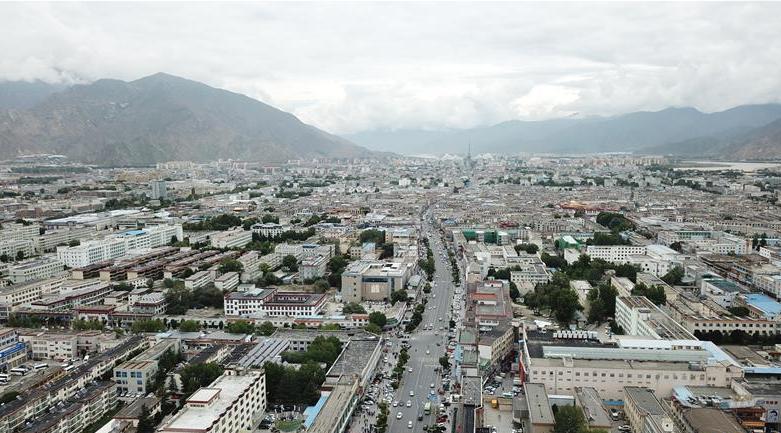 8月10日無(wú)人機(jī)拍攝的拉薩城市一景。新華社記者 王益亮 攝.jpg