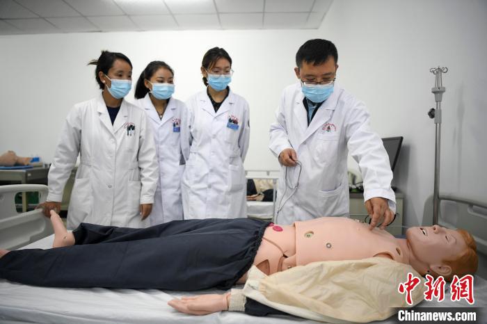 湖南中醫(yī)藥大學(xué)第一附屬醫(yī)院腦病科援藏醫(yī)生高曉峰(右一)為學(xué)生們進(jìn)行體格檢查教學(xué)?！钊A峰 攝