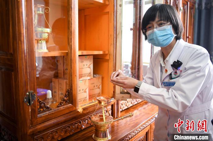 湖南中醫(yī)藥大學(xué)第一附屬醫(yī)院外治科援藏醫(yī)生譚濤介紹中醫(yī)和藏醫(yī)向結(jié)合的霍爾麥療法。　楊華峰 攝