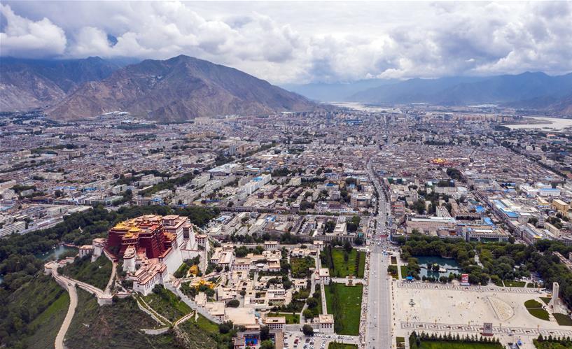 鳥瞰拉薩古城??8??10日無(wú)人機(jī)拍攝）???新華社記??? 李鑫 ??.jpg