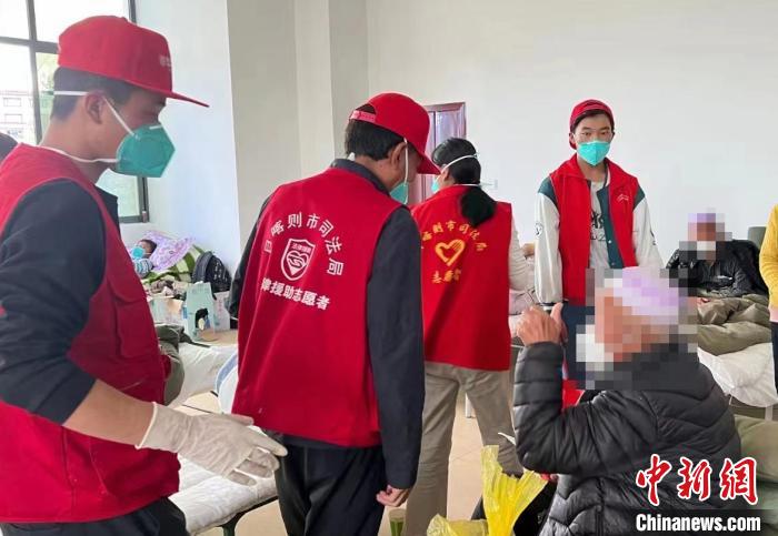 圖為得到妥善安置周到的服務(wù)，患者向志愿者豎起大拇指?！∪湛t市委宣傳部供圖