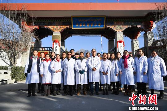 圖為該校師生在更名后的西藏藏醫(yī)藥大學(xué)校門前合影留念。　何蓬磊 攝