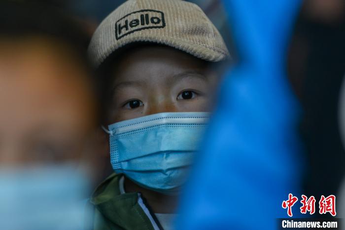 醫(yī)生介紹，孩子們治療后再遵醫(yī)囑服用一段時間藥物后，便可康復?！〗w波 攝