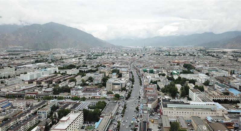8月10日無人機(jī)拍攝的拉薩城市一景。新華社記者 王益亮 攝.jpg