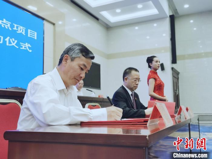 圖為青海省副省長匡湧(左)簽訂合作共建區(qū)域醫(yī)療中心框架協(xié)議?！?zhí)砀?攝