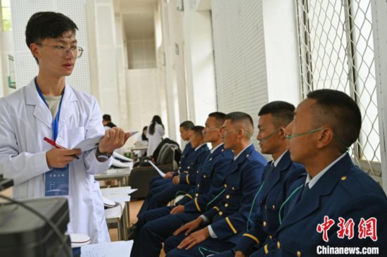 圖為研究團(tuán)隊(duì)成員登記消防員信息?！≮w朗 攝