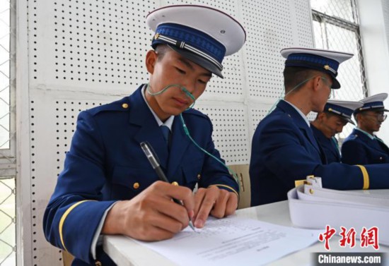 西藏大學(xué)腦科學(xué)團(tuán)隊(duì)與消防部門合作開(kāi)展高原用氧研究