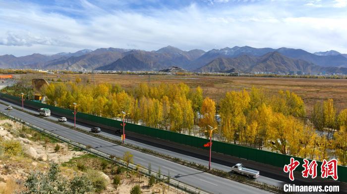 從拉薩北面看拉魯濕地和布達拉宮?！〗w波 攝