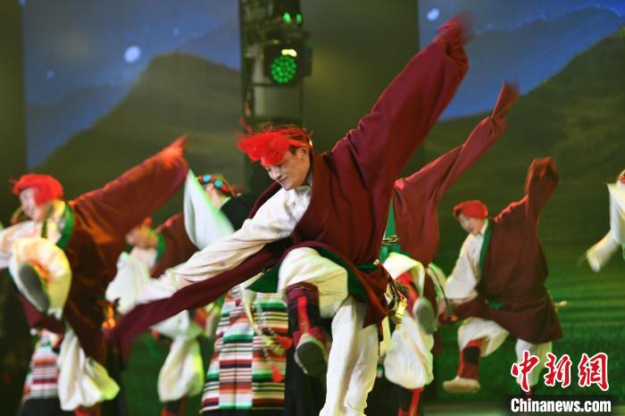 圖為演員在聯(lián)歡晚會(huì)上表演?！∝暩聛硭?攝