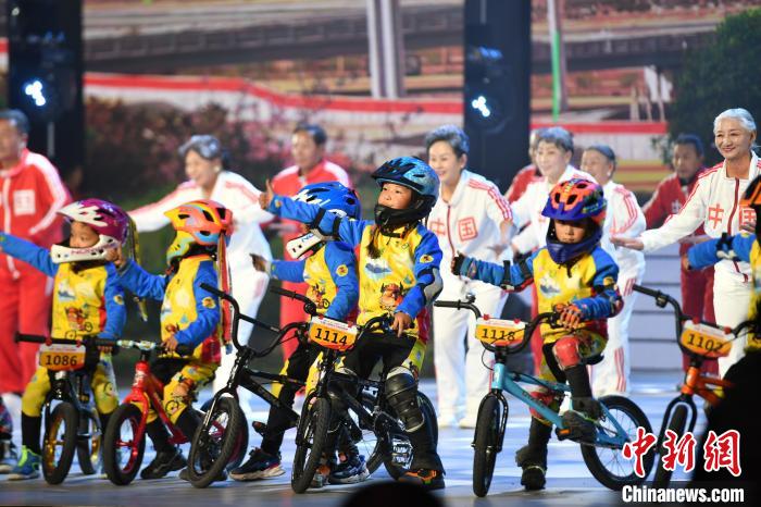 圖為拉薩市春節(jié)藏歷新年聯(lián)歡晚會(huì)錄制現(xiàn)場。　貢嘎來松 攝