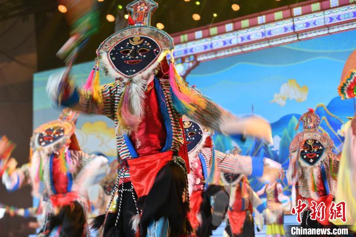 圖為演員在聯(lián)歡晚會(huì)上表演?！∝暩聛硭?攝