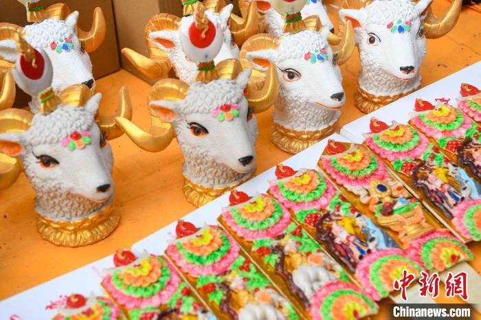 圖為拉薩市場上待售的吉祥羊頭?！∝暩聛硭?攝