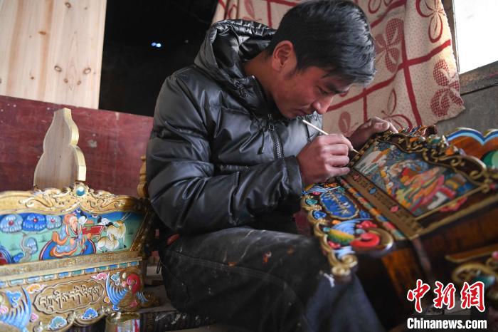 圖為拉薩手藝人制作年貨“切瑪盒”?！∝暩聛硭?攝