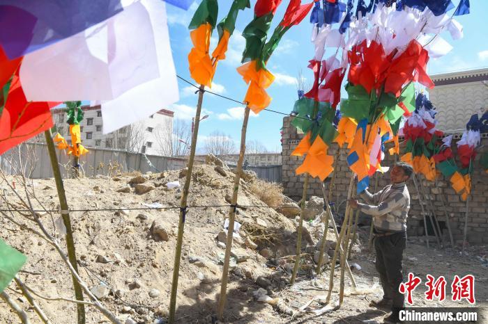 圖為拉薩街頭出售的五彩經(jīng)幡?！∝暩聛硭?攝