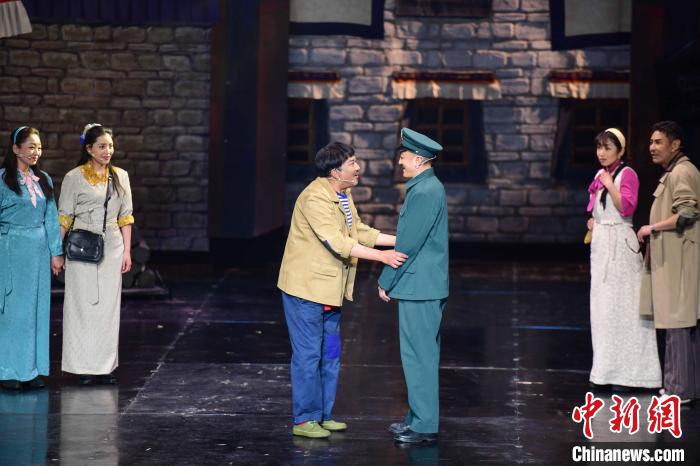 圖為西藏本土話劇《八廓街北院》演出現(xiàn)場。　劉瑤 攝