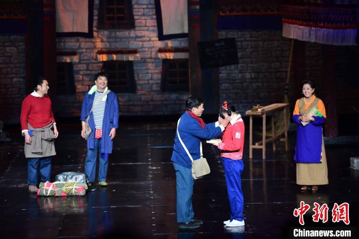 圖為西藏本土話劇《八廓街北院》演出現場?！∝暩聛硭?攝