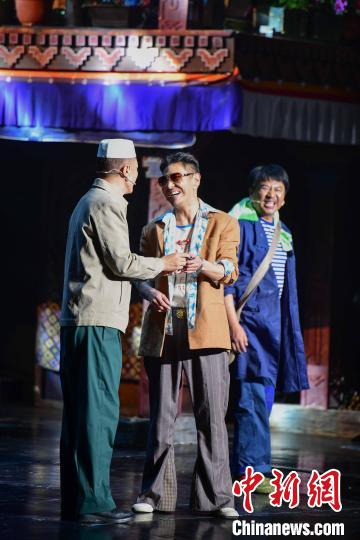 圖為西藏本土話劇《八廓街北院》演出現場?！∝暩聛硭?攝