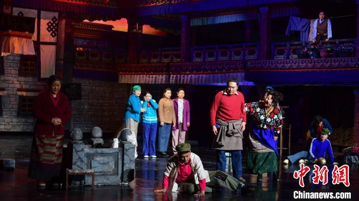 圖為西藏本土話劇《八廓街北院》演出現場?！∝暩聛硭?攝
