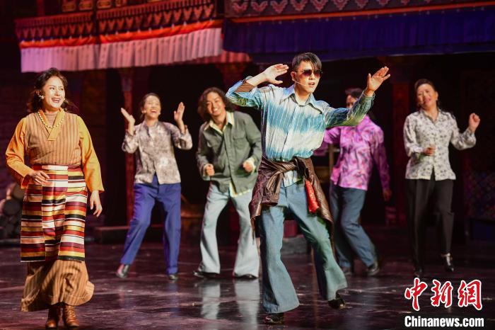 圖為西藏本土話劇《八廓街北院》演出現場。　劉瑤 攝