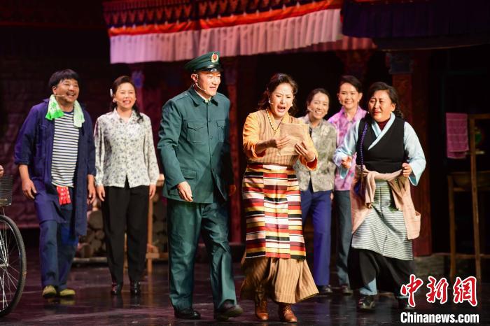 圖為西藏本土話劇《八廓街北院》演出現場?！∝暩聛硭?攝