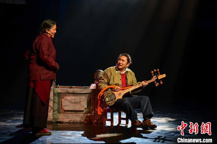 圖為西藏本土話劇《八廓街北院》演出現場?！∝暩聛硭?攝