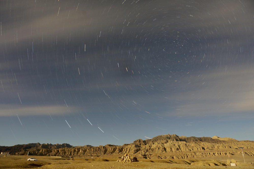 札達(dá)土林上空的星空。旦真次旦攝