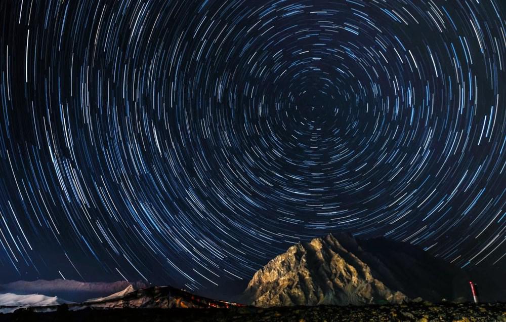 微微風(fēng)簇浪，散作滿河星。貢覺群培攝