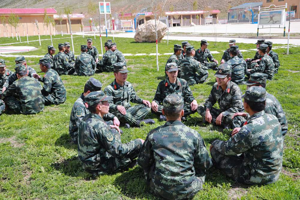 官兵正在開(kāi)展“讀書(shū)分享”交流活動(dòng)。