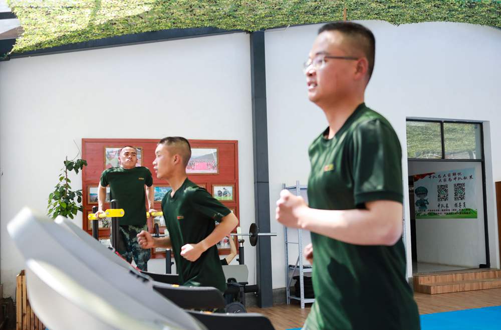 官兵正在新配發(fā)的跑步機(jī)上運(yùn)動(dòng)。