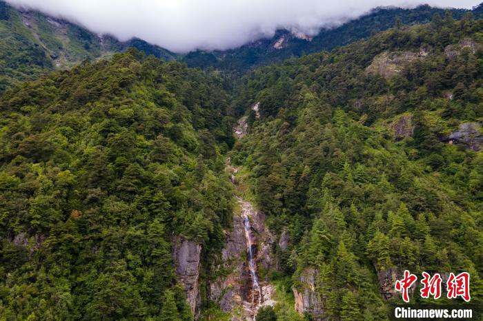 勒布溝的瀑布。　江飛波 攝