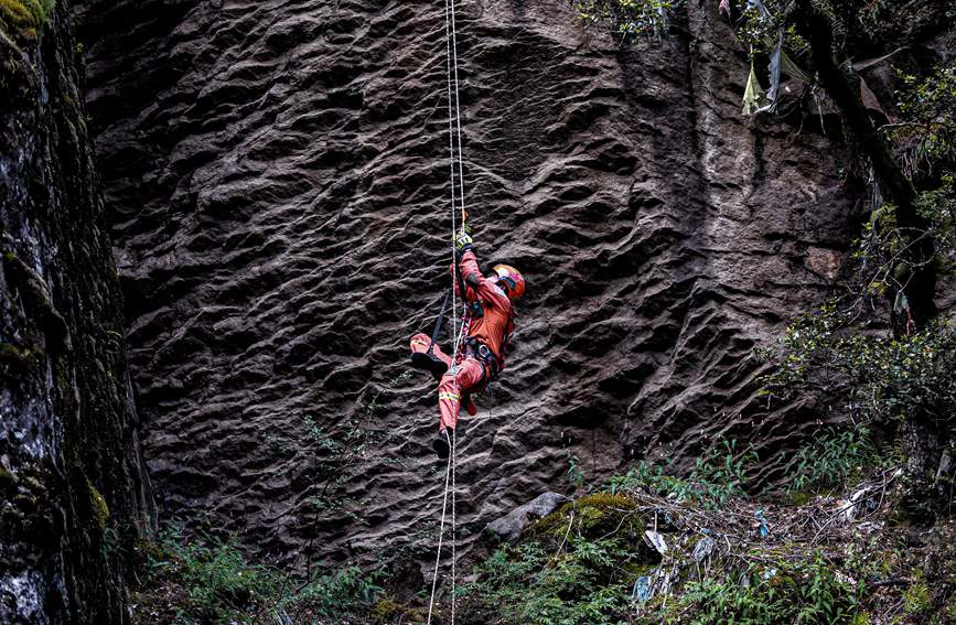 救援實(shí)戰(zhàn)訓(xùn)練中，消防員垂直攀爬。西繞拉翁攝