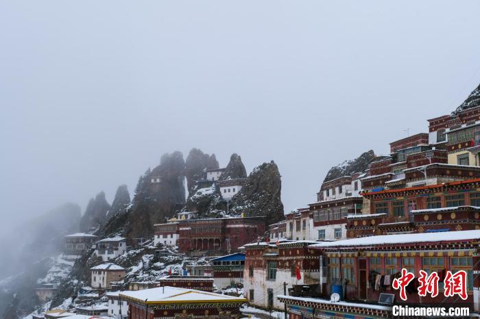 云霧環(huán)繞的孜珠寺?！〗w波 攝