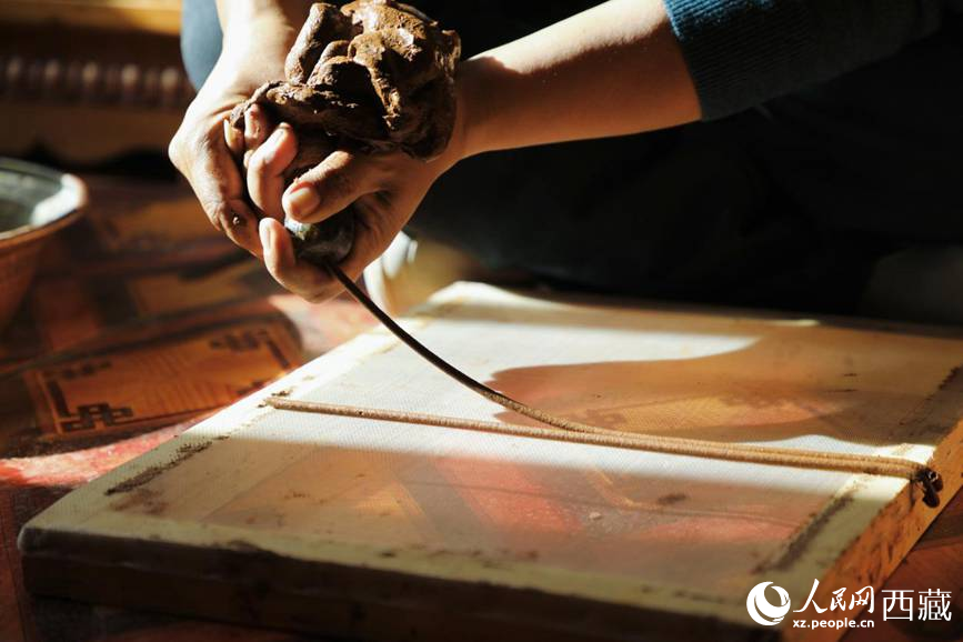 制作藏香過(guò)程。人民網(wǎng)記者 次仁羅布攝