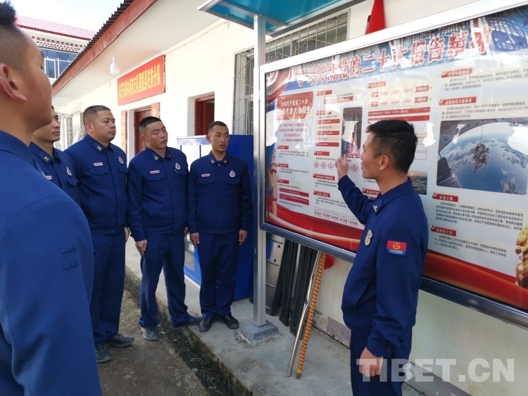 圖4為利用展板學習二十大精神.jpg 圖4為利用展板學習二十大精神.jpg