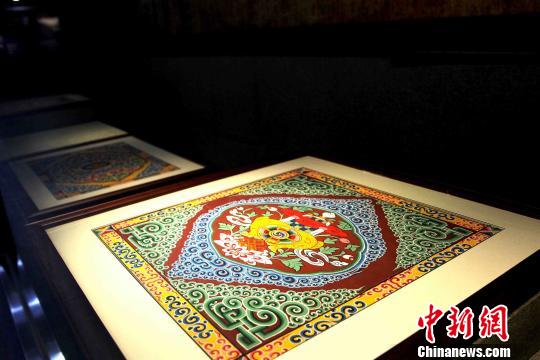 圖為藏式建筑傳統(tǒng)圖案?！?zhí)砀?攝