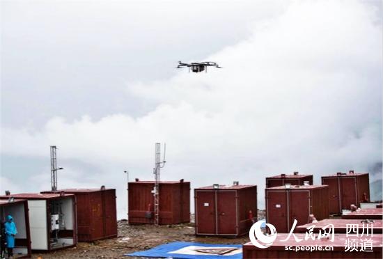 四川甘孜雅江縣引入無(wú)人機(jī)運(yùn)輸，拓寬群眾致富增收新渠道。（圖片由雅江縣委宣傳部提供）