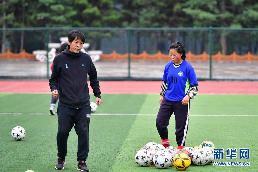 （體育·專題）（17）足球——踢球吧！草原女孩
