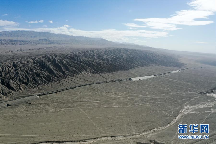 (經(jīng)濟(jì))(8)格庫(kù)鐵路全線鋪通 新疆青海兩段鐵路順利接軌