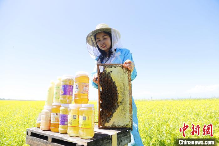圖為蜂農(nóng)現(xiàn)場(chǎng)展示蜂產(chǎn)品?！●R銘言 攝