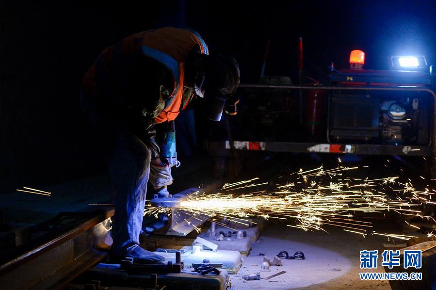 (圖文互動)(7)筑完“天路”架“云梯”——鐵路老兵再上高原