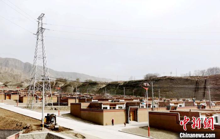 圖為來玉村易地扶貧搬遷后的新家園。尖宣 供圖