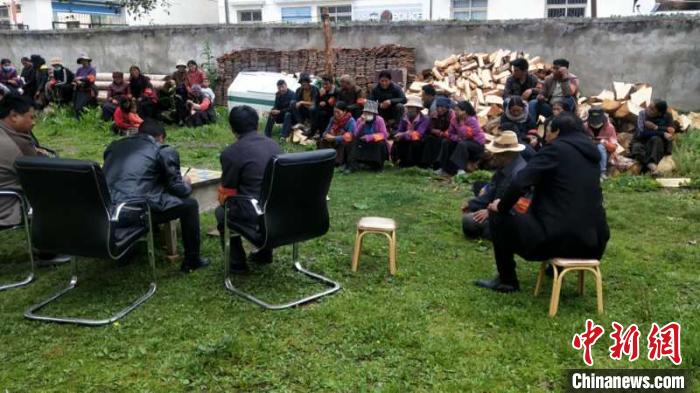 村民接受防火常識教育。若爾蓋縣林業(yè)和草原局供圖