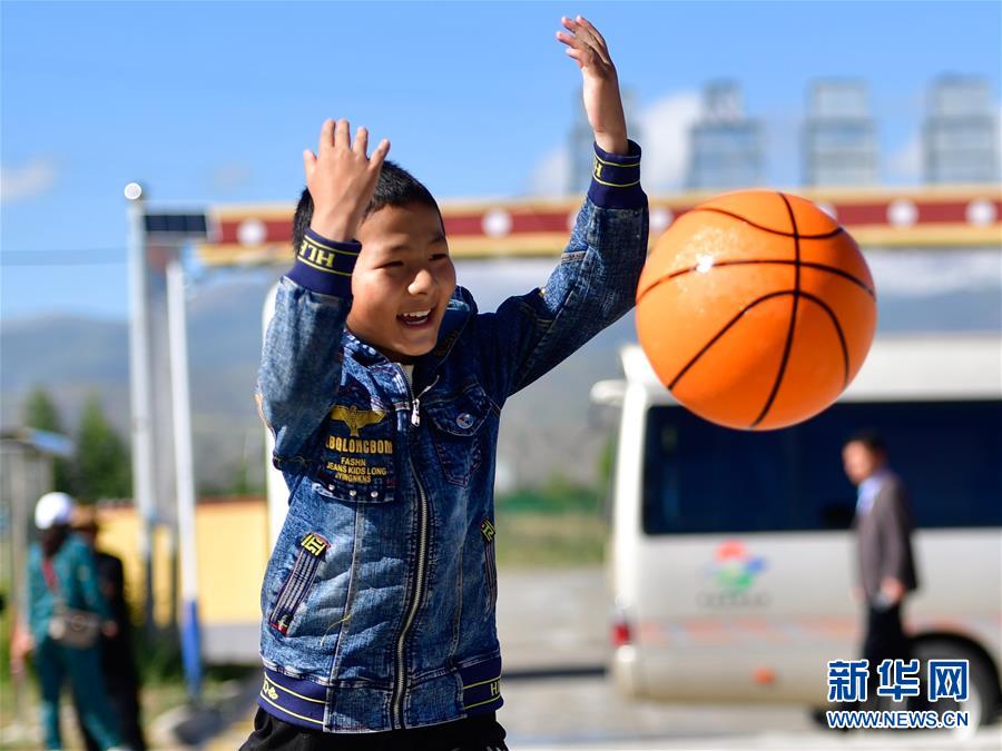 (走向我們的小康生活)(4)青海共和縣:移民安置點的幸福生活
