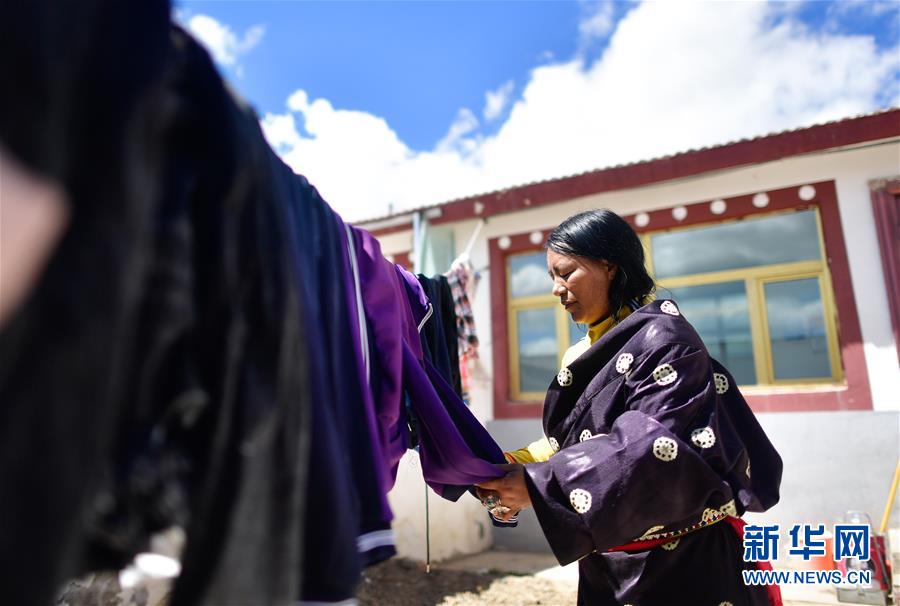 （走向我們的小康生活）（3）青?，敹啵狐S河源的幸福村